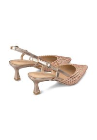Décolleté rosa pallido con punta affusolata, parte superiore decorata con un design testurizzato e accenti metallici sul tacco e sulla fascetta.