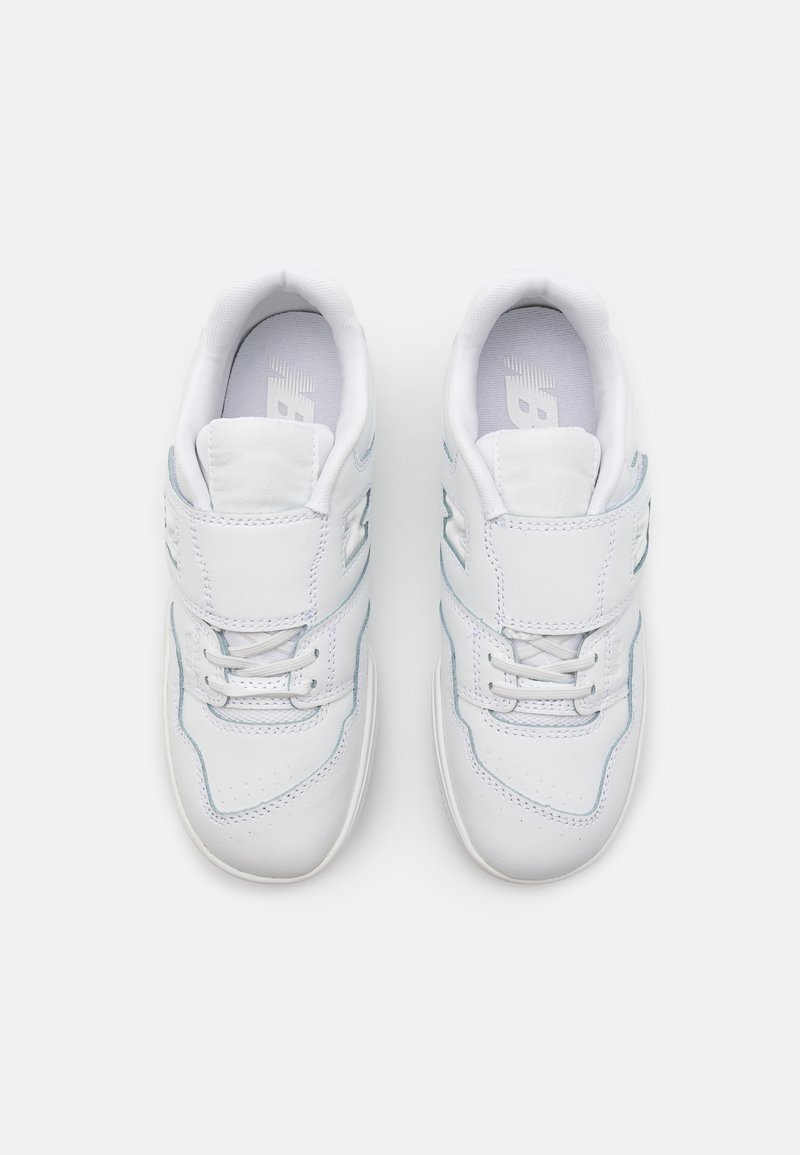 Sneakers bianchi in pelle con cuciture azzurro chiaro, design con lacci e collare imbottito. Presentano una punta testurizzata e un pannello laterale rinforzato.