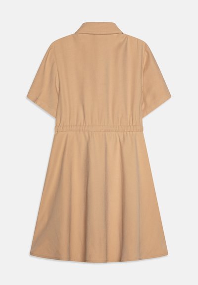 Φόρεμα κοντό μανίκι με γιακά από μαλακό μπεζ ύφασμα, με ελαστική μέση που ανοίγει σε φούστα με πιέτες; λεία υφή, σχέδιο μήκους γόνατου.