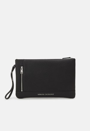Zwarte leren clutch met een textuur, zilverkleurige hardware en een zijvak met rits. Merknaam "ARMANI EXCHANGE" in reliëf op de voorkant.