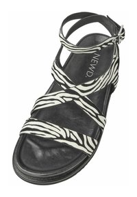 Zwart-wit zebra print sandaal met kruislings gestikte banden, verstelbare enkelband en een gestructureerde zwarte zool. Geschikt voor casual gebruik.