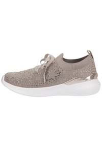 Beige Sneaker mit einem gestrickten Obermaterial, verziert mit Rocailles, Schnürverschluss und weißer Gummisohle mit strukturierten Details. Silberne Akzente sind enthalten.
