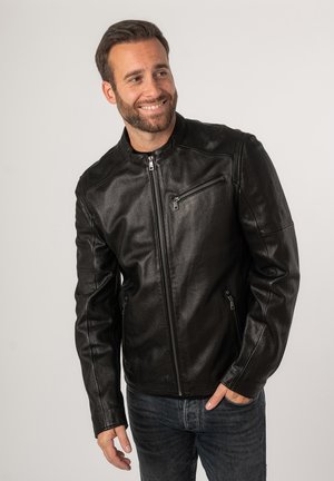 Schwarze Lederjacke mit Reißverschlussfront, Stehkragen und Reißverschluss-Brust- sowie Seitentaschen. Glatte Textur und taillierte Passform.