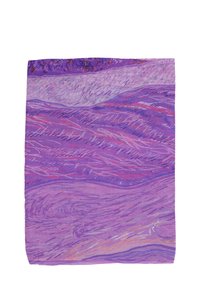 Sciarpa viola con motivi ondulati in diverse tonalità di viola e accenni di rosa. Realizzata in un tessuto leggero e testurizzato.