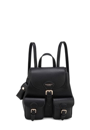 Zaino in pelle nera con due tasche frontali con fibbie, manico superiore, spallacci regolabili e una piccola tasca laterale.