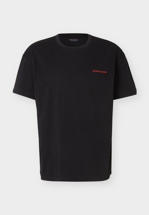 Czarny t-shirt z krótkim rękawem i okrągłym dekoltem, z małym czerwonym logo "BJÖRN BORG" na górnej lewej piersi.