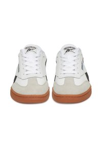 Adidași din piele albă cu accente din microfibră gri, panouri laterale negre și tălpi din cauciuc de tip gumă. Prezintă șireturi albe și un logo Reebok pe limbă.