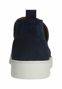 Stivaletti alla caviglia in suede blu navy con suola in gomma bianca, caratterizzati da una superficie liscia e una linguetta sul retro per facilitare l'indosso.