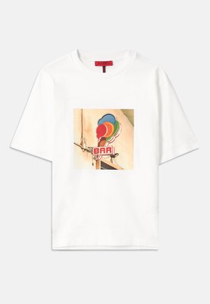 Hvid bomulds t-shirt med et kvadratisk grafisk design af farverige isvafler og teksten "BAR" i rødt, placeret centralt på fronten.