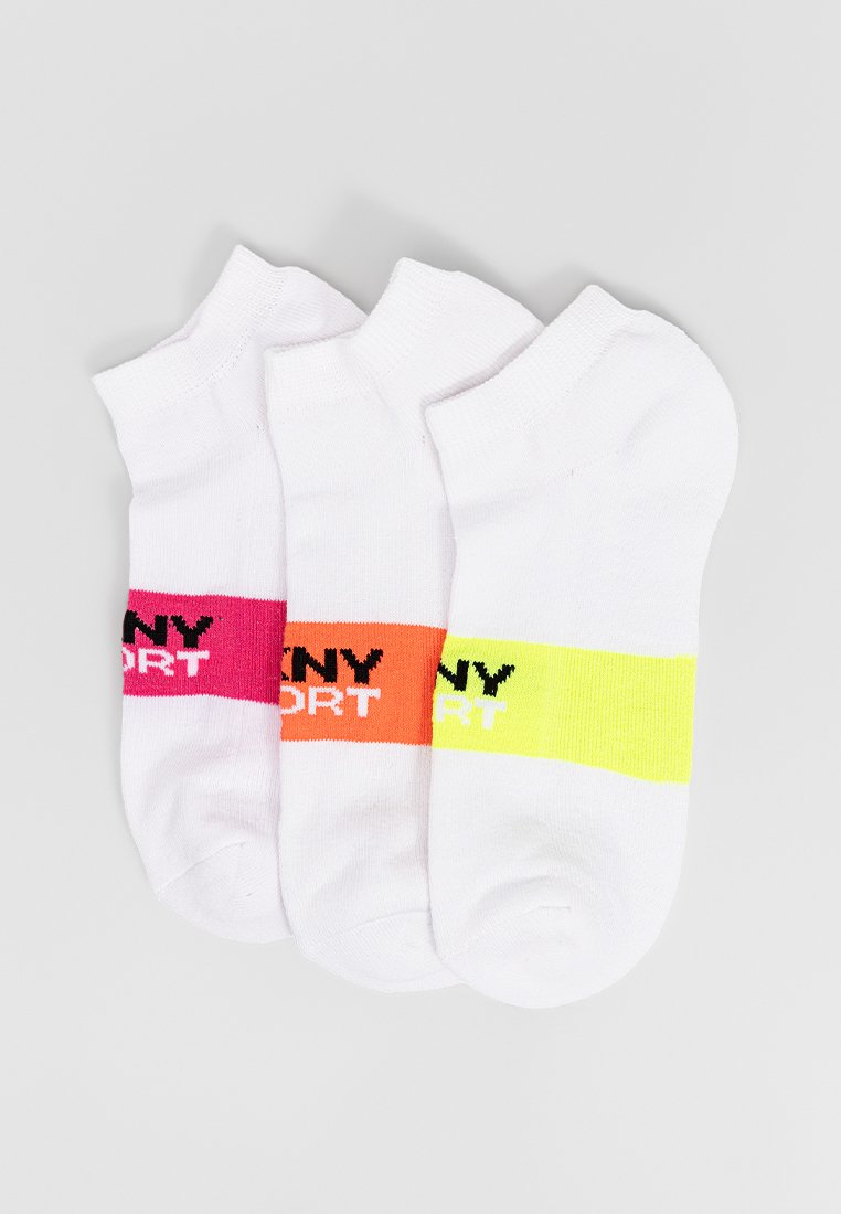 Tres pares de calcetines tobilleros blancos con rayas coloridas en rosa, naranja y amarillo, con la palabra "SPORT" impresa en negro en cada uno.