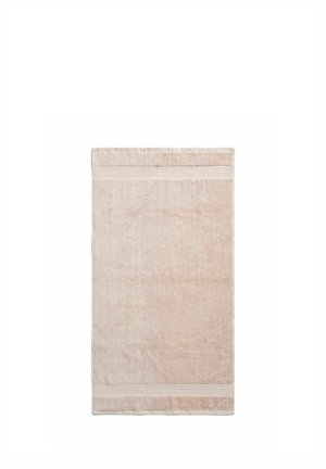 Lichtbeige rechthoekige badhanddoek met twee getextureerde horizontale strepen nabij elke rand, plat weergegeven op een witte achtergrond.