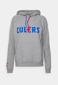 Grauer Kapuzenpullover mit blauer "CULERS"-Schrift und einem roten Kreuzdesign. Enthält zweifarbige Kordeln und seitliche Akzente.