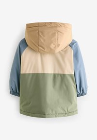 Kurtka w stylu color-block w odcieniach brązowym, kremowym, niebieskim i zielonym. Posiada kaptur, elastyczne mankiety oraz gładką, wodoodporną powierzchnię.