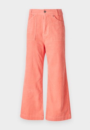 Pantaloni largi din corduroy roz, cu un finisaj texturat, dotati cu două buzunare frontale și o închidere cu buton metalic la talie.