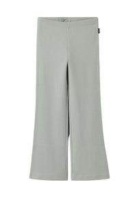 Vaaleanharmaat ribbikuvioiset neulehousut, joissa on napitettava vyötärö ja leveät lahkeet, aseteltuna tasaisesti valkoista taustaa vasten.