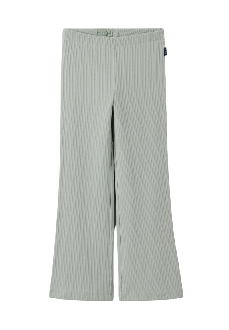 Vaaleanharmaat ribbikuvioiset neulehousut, joissa on napitettava vyötärö ja leveät lahkeet, aseteltuna tasaisesti valkoista taustaa vasten.