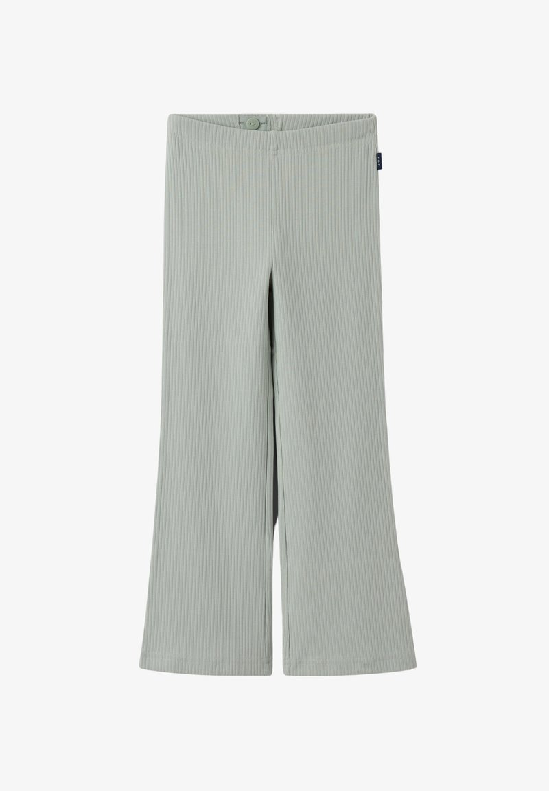 Vaaleanharmaat ribbikuvioiset neulehousut, joissa on napitettava vyötärö ja leveät lahkeet, aseteltuna tasaisesti valkoista taustaa vasten.