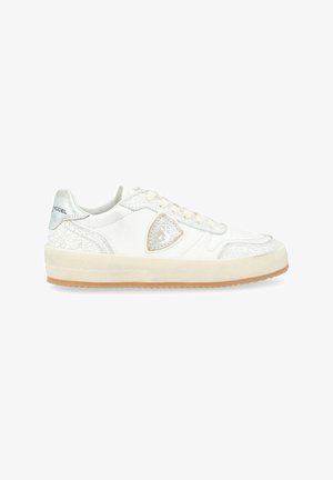 Witte sneakers met gebarsten zilveren accenten, een gestructureerde bovenkant en een gumrubber zool. Heeft een ronde neus en een gevoerde tong.