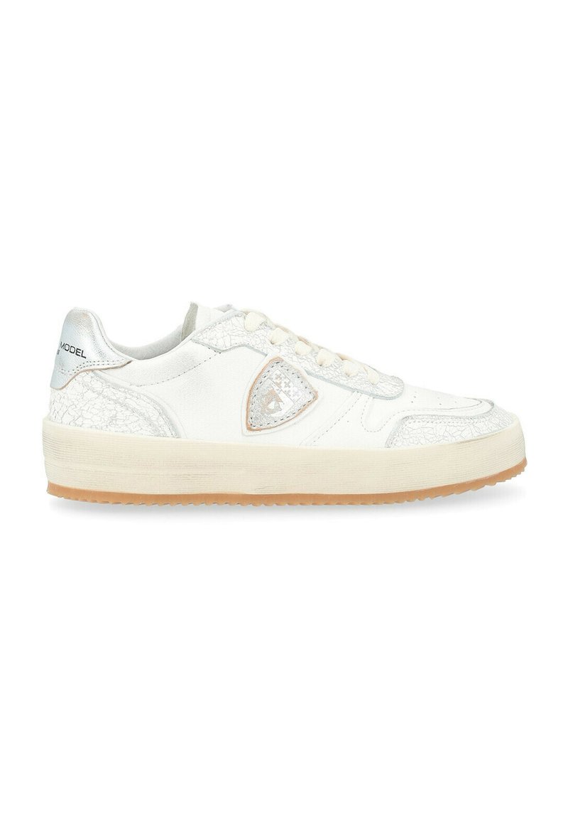 Witte sneakers met gebarsten zilveren accenten, een gestructureerde bovenkant en een gumrubber zool. Heeft een ronde neus en een gevoerde tong.