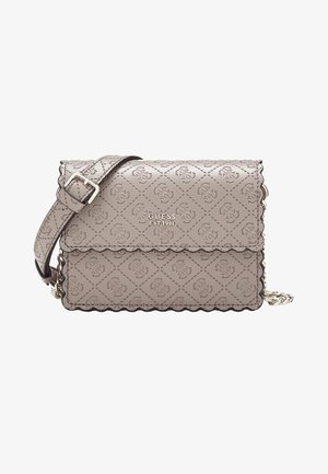 Sac bandoulière Guess beige avec motif de logo embossé, bords festonnés, sangle ajustable et détail chaîne métal.
