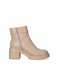 Stivale alla caviglia beige con punta rotonda, texture in pelle liscia, tacco a blocco medio, chiusura con cerniera laterale e due fasce orizzontali decorative.