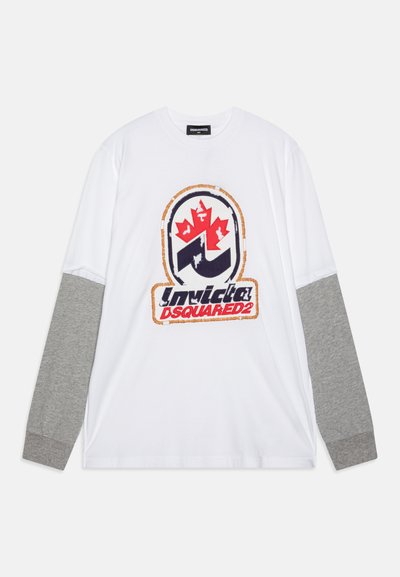 Langermet T-skjorte i hvitt bomull med grå ermer. Har en fargerik brodert logo på forsiden, et rundt design og kontrasterende detaljer.