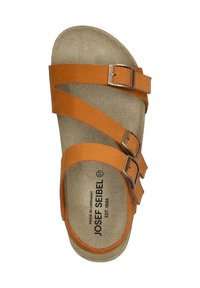 Sandalo in suede arancione con due cinghie regolabili, un plantare imbottito e fibbie in metallo marrone. Nome del marchio stampato sulla soletta.