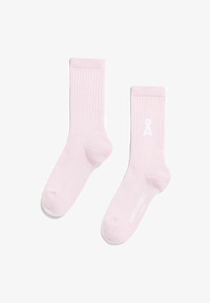 Hellrosa Socken mit geripptem Muster und verstärkter Spitze, mit einem weißen Logo an der Seite und einem klassischen Crew-Längen-Design.