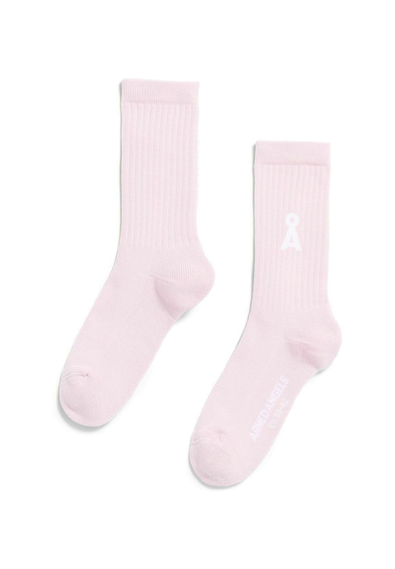 Hellrosa Socken mit geripptem Muster und verstärkter Spitze, mit einem weißen Logo an der Seite und einem klassischen Crew-Längen-Design.