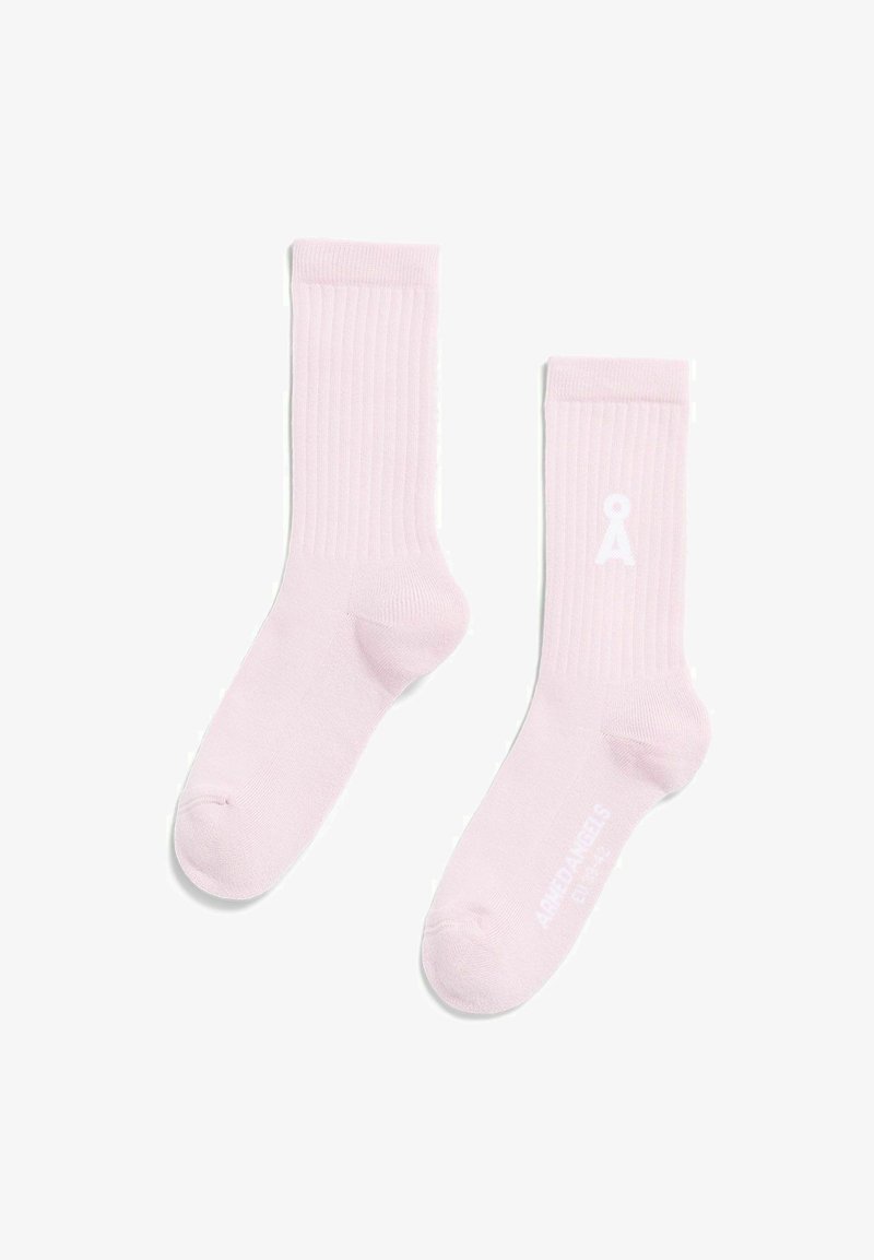 Hellrosa Socken mit geripptem Muster und verstärkter Spitze, mit einem weißen Logo an der Seite und einem klassischen Crew-Längen-Design.