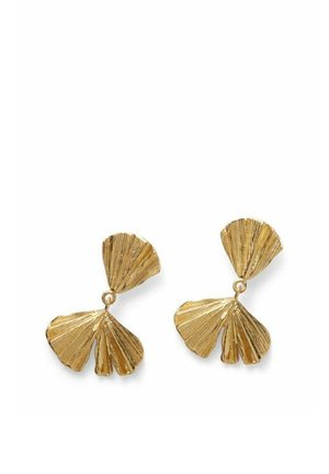 Øreringe i guldfarve med teksturerede, vifteformede øverste og nederste segmenter, forbundet med en lille løkke, der ligner abstrakte kronblade eller blade.
