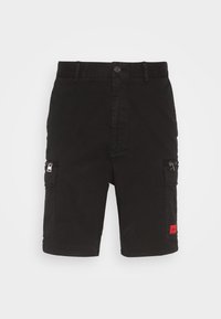 Svarta avslappnade shorts med knapp- och dragkedjestängning, två fickor med dragkedja på sidorna, bälteshällor och ett litet rött logopatch på höger ficka.