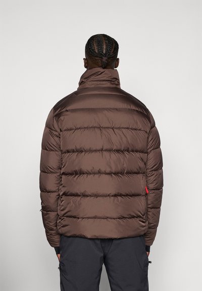 Braune Daunenjacke mit horizontaler Steppung, hohem Kragen und einem roten Akzent am Saum. Weiches, wasserabweisendes Material.
