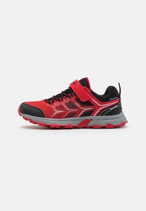 SCOOBY LOW WP JR - Hikingskor - black/true red/sleet