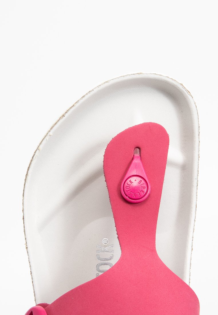 Rosa wasserdichte Sandale mit einem Gummiriemen und einem Zehensteg-Design, das mit einem kreisförmigen Knopfdetail und einer strukturierten weißen Fußbett ausgestattet ist.