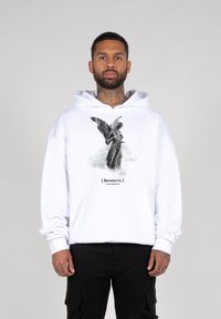 Weißer Hoodie mit einem aufgedruckten Engeldesign, das Grautöne, Wolken und Text enthält. Aus weicher Stoff, mit verstellbarer Kapuze und Kängurutasche.