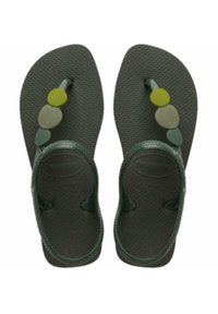 Des tongs vertes présentent une semelle en caoutchouc texturée et une bride de style thong ornée de trois galets colorés : vert foncé, vert clair et jaune.