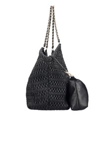 Sac à main noir texturé avec un motif matelassé, deux anses en chaîne et cuir, et une pochette lisse détachable fixée sur le côté.