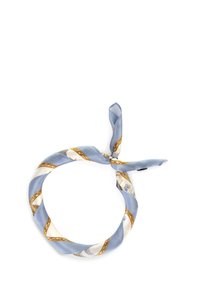 Bufanda de seda azul con acentos en oro y crema, que presenta un diseño retorcido y un detalle de nudo atado. Textura suave, ligera.