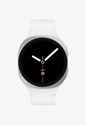 Weißer Smartwatch mit silberner Lünette, die die analoge Zeit 10:10:30 und das Datum Samstag, den 28. auf einem schwarzen digitalen Display anzeigt.