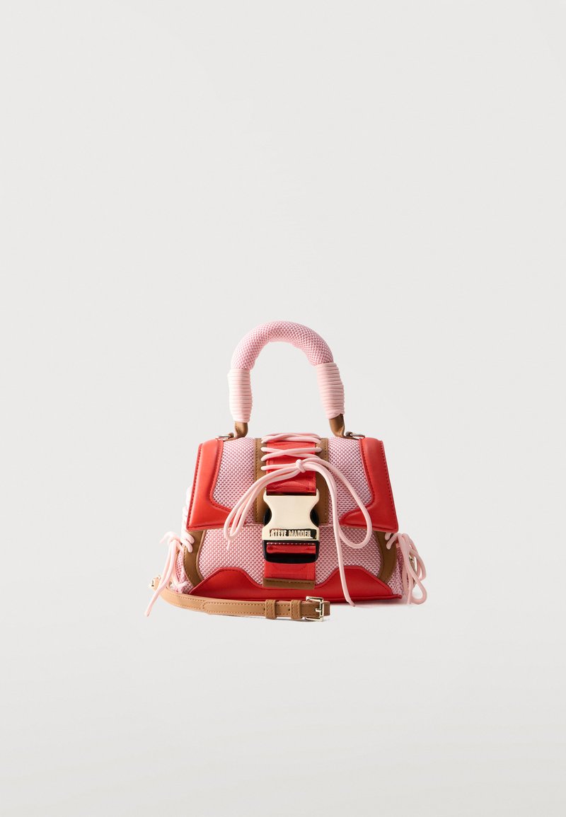 Petit sac à main avec un filet rose, des accents en cuir rouge, une poignée épaisse enveloppée de rose, une grande boucle avant et une bandoulière réglable beige.