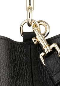 Dettaglio di una borsa in pelle nera con finiture dorate, caratterizzata da una superficie testurizzata, chiusura e attacco a catena per una maggiore versatilità.
