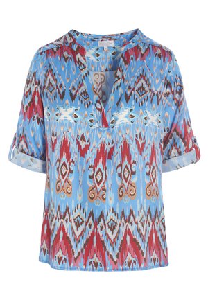Blouse bleu à manches courtes avec un col en V, ornée d'un motif géométrique imprimé rouge et brun. Tissu doux avec une coupe décontractée.