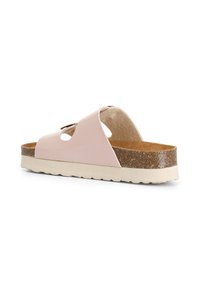 Sandal in vernice rosa con due aperture, sottopiede simile al sughero e suola bianca texturizzata. Presenta un design piatto e una finitura liscia.