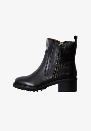 Zwarte leren enkellaars met een chunky hak, zijritsen en een geprofileerde rubberen zool. Glad oppervlak met decoratieve stiksels.