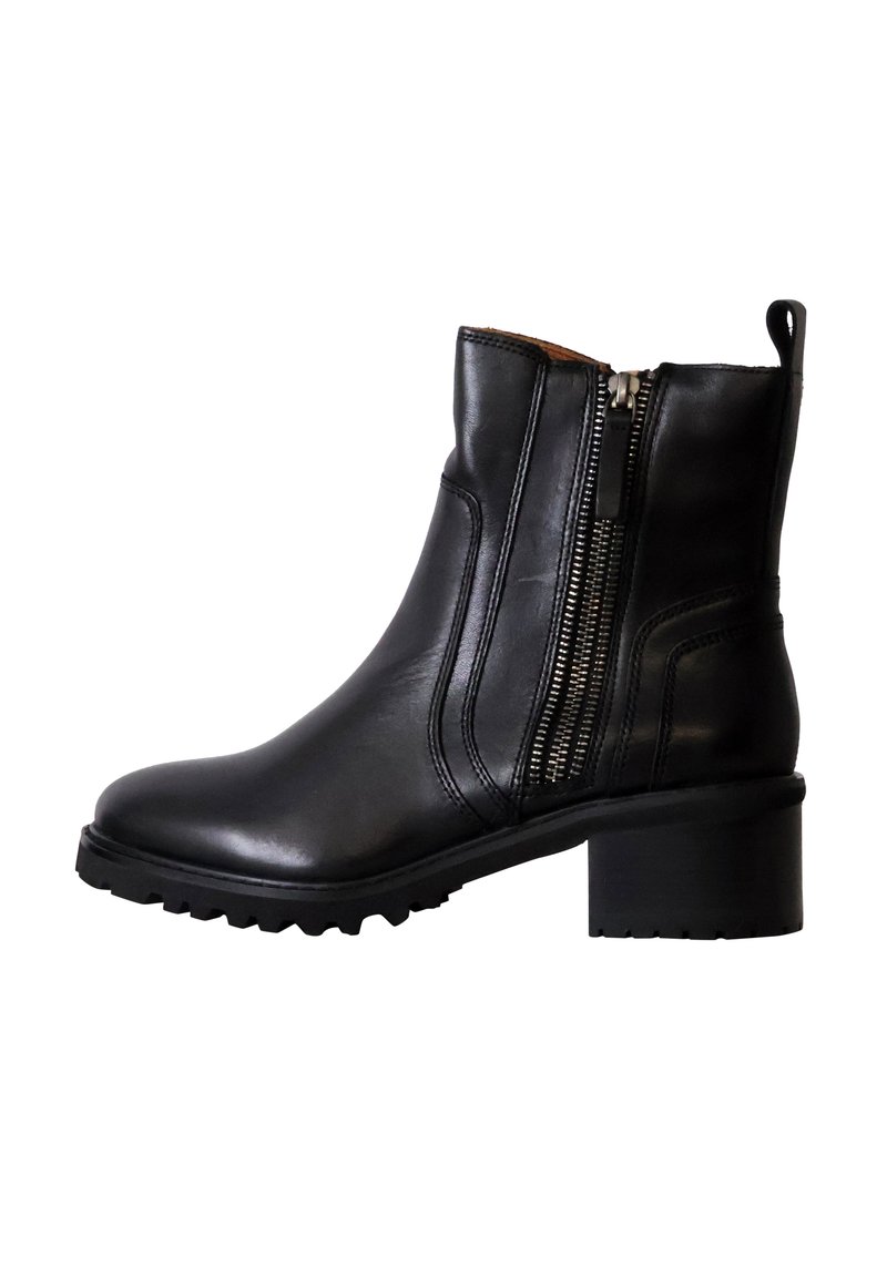 Bota de cuero negra hasta el tobillo con tacón grueso, cremalleras laterales y suela de goma texturizada. Acabado suave con detalles de costura decorativa.