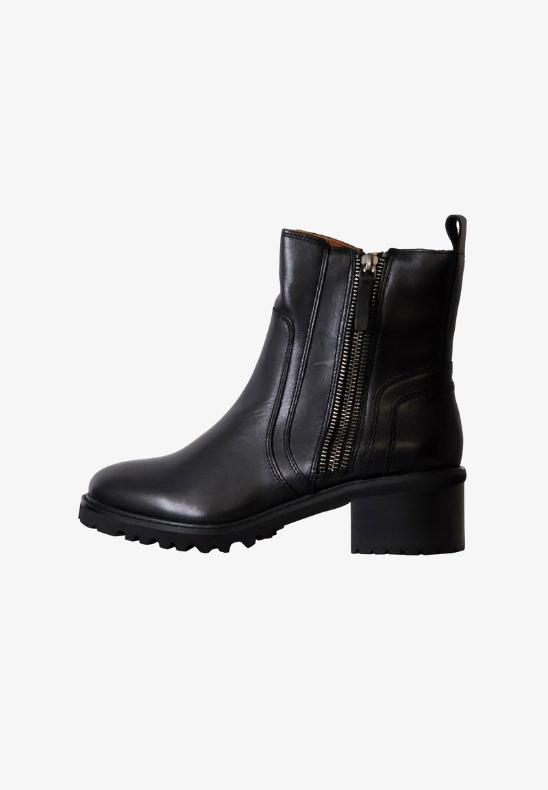 Stivale alla caviglia in pelle nera con tacco spesso, zip laterali e suola in gomma testurizzata. Finitura liscia con dettagli di cucitura decorativa.