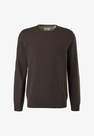 Pull en maille marron avec un col rond, des manches longues et un ourlet côtelé. Présente un petit logo sur le côté gauche de la poitrine. Texture douce.