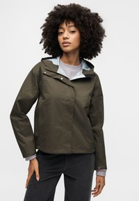 Κοντό ελιάς πράσινο μπουφάν με κουκούλα, με εσωτερική επένδυση σε ανοιχτό μπλε, κουμπώματα με τρουκ, και άνετη εφαρμογή. Λείο, αδιάβροχο υλικό.