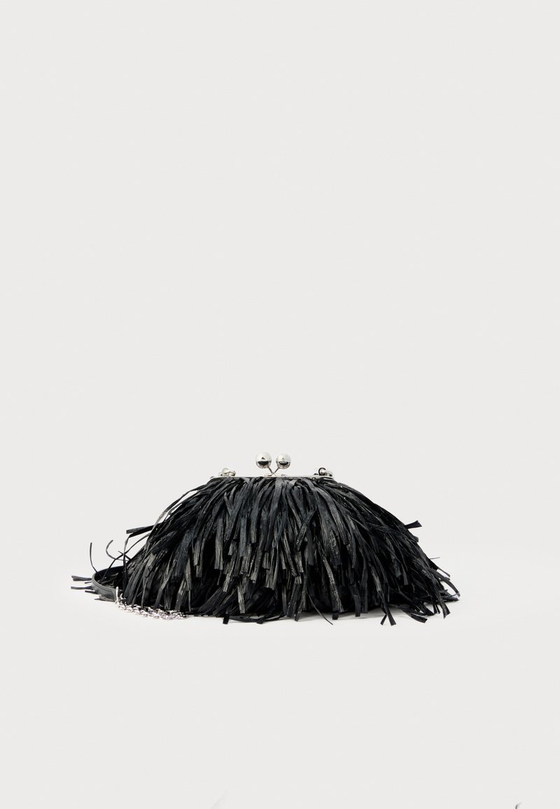 Pochette noire à franges avec fermoir argenté et chaîne, sur un fond clair uni.